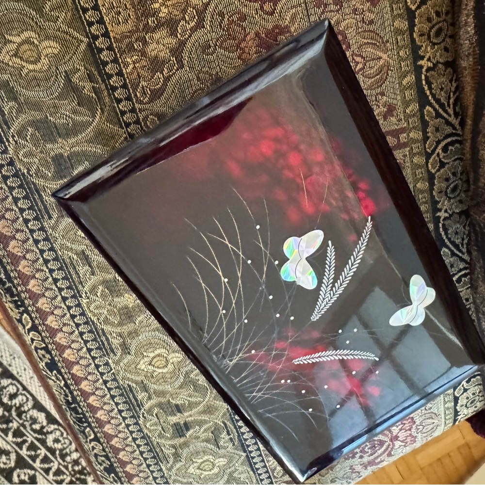 Elegant Black Lacquered Jewelry Box with Floral Design